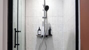 Dusche, Haartrockner, Handtücher, Seife