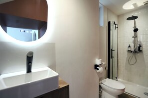 Douche, sèche-cheveux, serviettes fournies, savon