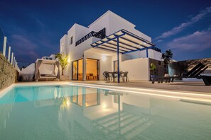 A modern house with a swimming pool, outdoor seating, and a covered patio. - Villa Kalandraka Pool, Sea Views, 10 min to Marina (Playa Blanca)