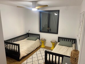 Tabla de planchar con plancha, wifi y ropa de cama 