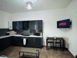 Kühlschrank, Mikrowelle, Ofen, Kochgeschirr/Geschirr/Besteck