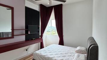3 habitaciones y tabla de planchar con plancha
