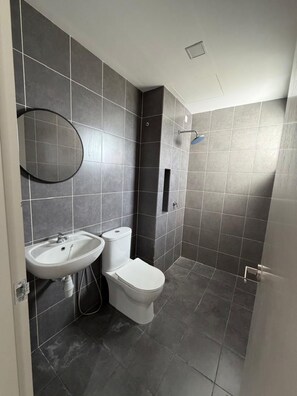 Dusche, Bidet, Handtücher, Seife