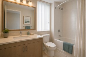 Ein Badezimmer mit Waschbecken, Toilette und Dusche.
