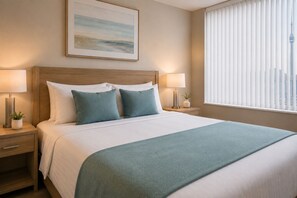 Ein Hotelzimmer mit einem Bett, zwei Nachttischen, einem Fenster mit Jalousien und einem Bild an der Wand.