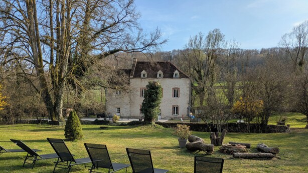 A stone building with a garden and outdoor seating. - LA TUILERIE DU CINEASTE An immersive bed and breakfast on the Côte D'Or cinema scene (Courlon)