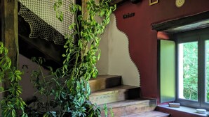 A staircase with wooden steps, a netted area, and a window with a view of greenery. - LA TUILERIE DU CINEASTE An immersive bed and breakfast on the Côte D'Or cinema scene (Courlon)