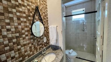 Family Suite, Courtyard View | Bathroom