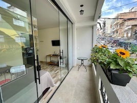 Quarto triplo standard, sacada, vista para a cidade | Terraço/pátio