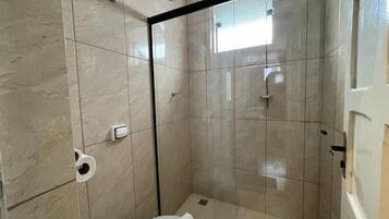Familien-Suite, Blick auf den Innenhof | Badezimmer
