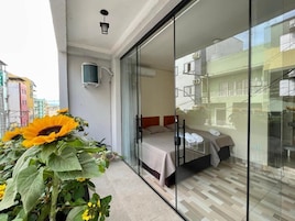Quarto triplo standard, sacada, vista para a cidade | Wi-Fi de cortesia