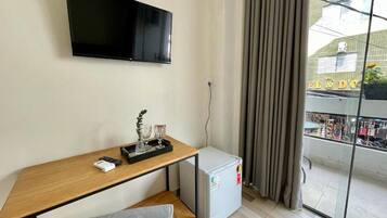 Habitación triple estándar, balcón, vista a la ciudad | Interior