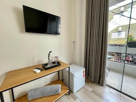 Quarto triplo standard, sacada, vista para a cidade | Parte interna