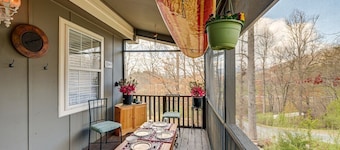 Relaxing Smoky Mountain Woodland Retreat