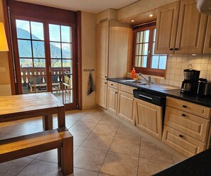 Private kitchen - Spacious central 5-room apartment (Leysin)