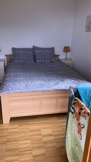 Tabla de planchar con plancha, wifi, ropa de cama