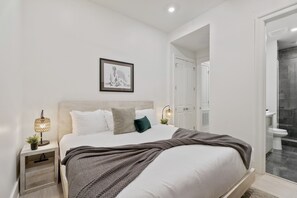 Tabla de planchar con plancha, wifi gratis y ropa de cama 