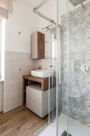 Habitación Confort doble, vistas a la ciudad | Baño | Ducha, secador de pelo, toallas y jabón