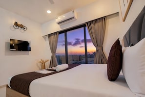 Apartamento familiar, vistas a la ciudad | Zona de estar | Una televisión LED