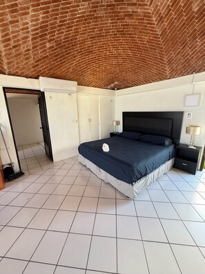1 habitación, tabla de planchar con plancha, wifi gratis y ropa de cama 