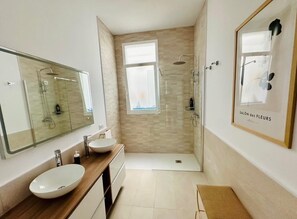 Een haardroger, een bidet, handdoeken, zeep