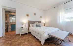 5 bedrooms, iron/ironing board, WiFi, bed sheets