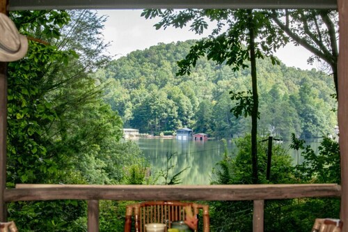 Relaxing Cabin with a Boat House on Lake Summit