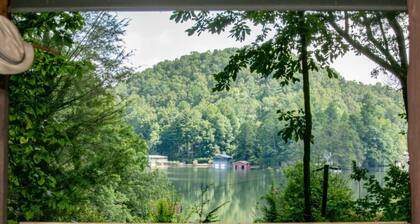 Relaxing Cabin with a Boat House on Lake Summit
