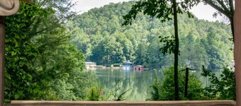 Relaxing Cabin with a Boat House on Lake Summit