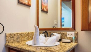 Hair dryer, towels, soap, toilet paper - Sapphire Residences - Costa Rica (Coco)