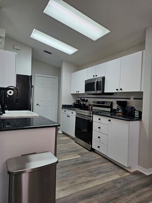 Refrigerador, microondas, horno, placa de cocina