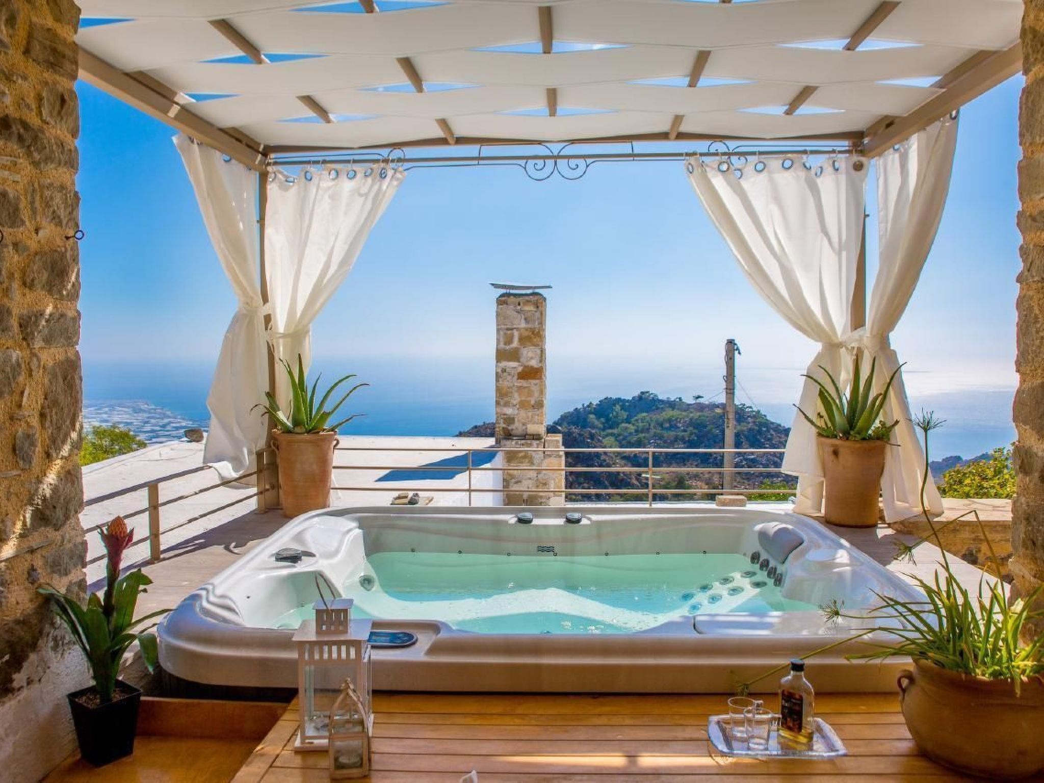 Outdoor spa tub