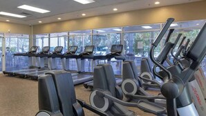Ein Fitnessraum mit Laufbändern, Crosstrainern und Ergometer.