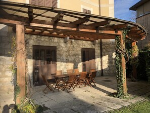 Outdoor dining - Villa Plemelj - Apartment Vega - sleeps 2 guests  in 1 bedroom (Bled)