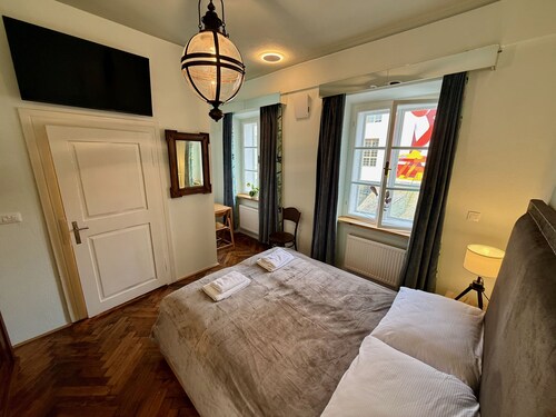 Mini-Teater Suites - Suite 3 - sleeps 2 guests  in 1 bedroom