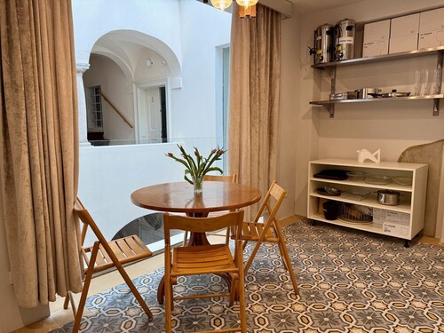 Mini-Teater Suites - Suite 5 - sleeps 2 guests  in 1 bedroom