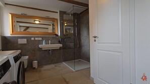 Dusche, Haartrockner, Handtücher, Seife