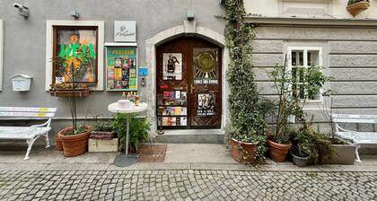 Mini-Teater Suites - Apartment 1 - sleeps 3 guests in 1 bedroom