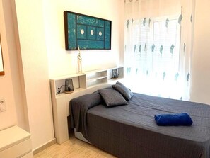 Iron/ironing board, free WiFi, bed sheets, wheelchair access - Torrevieja apartment next to the beach (Torrevieja)