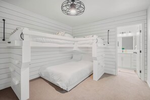 4 bedrooms, iron/ironing board, WiFi, bed sheets