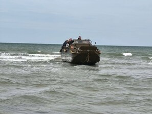 A military vehicle moving through the water. - Gite 'Domaine de la dune' between land and sea (Saint-Germain-de-Varreville)