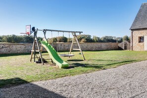A playground with a swing set and a slide. - Gite 'Domaine de la dune' between land and sea (Saint-Germain-de-Varreville)