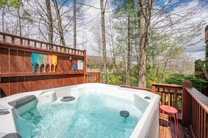 Outdoor spa tub - Cozy Dog Friendly Wooded Home w/ Hot Tub (Oakland)
