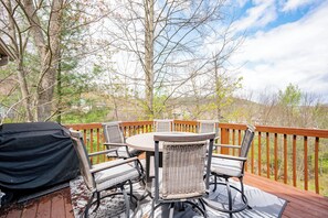 Outdoor dining - Cozy Dog Friendly Wooded Home w/ Hot Tub (Oakland)