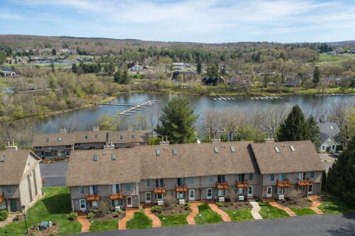 New! Lake Access Townhome w/ Hot Tub!