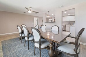 Dining - Spacious 3 Bed, 2 bath in Clearwater, Sleeps 8, Pet Friendly, 2 mins from Publix (Clearwater)