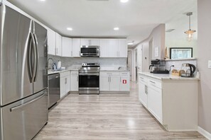 Frigorífico, microondas, horno y placa de cocina