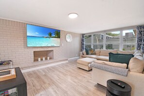 Smart TV - Spacious 3 Bed, 2 bath in Clearwater, Sleeps 8, Pet Friendly, 2 mins from Publix (Clearwater)