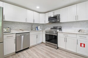 Fridge, microwave, oven, stovetop - Spacious 3 Bed, 2 bath in Clearwater, Sleeps 8, Pet Friendly, 2 mins from Publix (Clearwater)