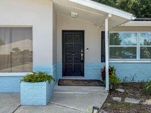 Exterior detail - Spacious 3 Bed, 2 bath in Clearwater, Sleeps 8, Pet Friendly, 2 mins from Publix (Clearwater)